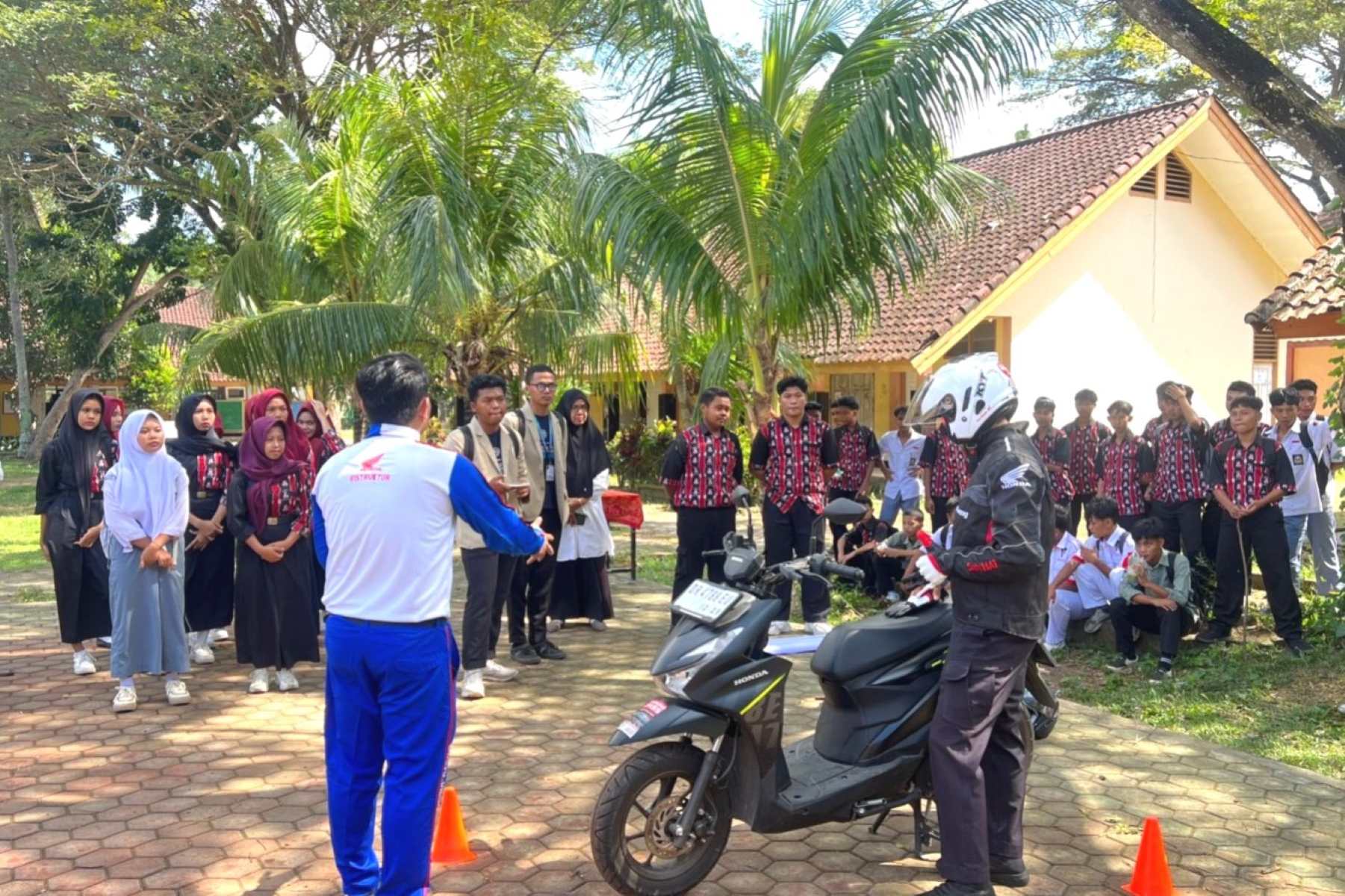 Edukasi keselamatan berkendara pelajar.