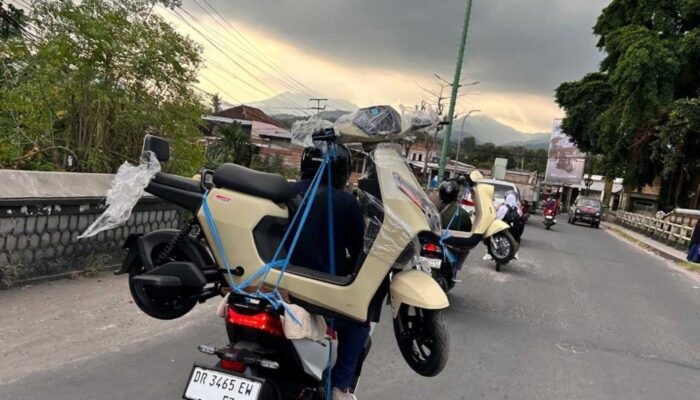 Ini Tips Berkendara Aman dan Nyaman Membawa Barang dengan Sepeda Motor