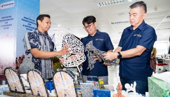 Astra Motor Berkolaborasi dengan Penerima Apresiasi SATU Indonesia Awards dalam Pengolahan Sampah Botol Plastik