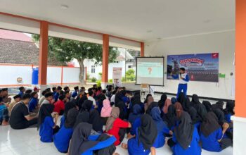 Astra Motor NTB dan Satlantas Polres Lobar Edukasi Keselamatan Berkendara di SRMP 18 Sentra Paramita.