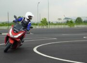 Cegah Kecelakaan, Astra Motor NTB Kombinasikan Tips Berkendara, Hadiah, dan Pemasangan Rambu.