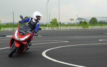 Cegah Kecelakaan, Astra Motor NTB Kombinasikan Tips Berkendara, Hadiah, dan Pemasangan Rambu.
