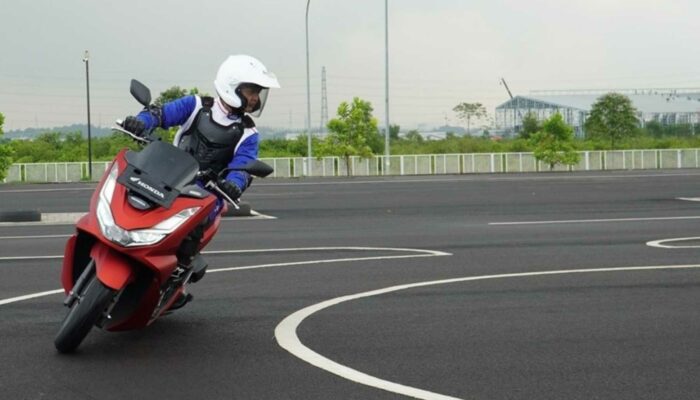 Cegah Kecelakaan, Astra Motor NTB Kombinasikan Tips Berkendara, Hadiah, dan Pemasangan Rambu