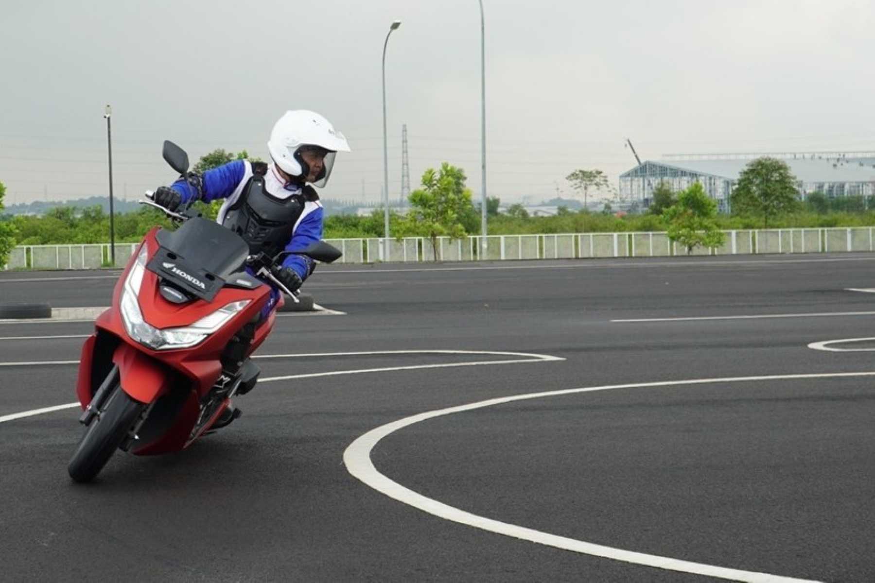 Cegah Kecelakaan, Astra Motor NTB Kombinasikan Tips Berkendara, Hadiah, dan Pemasangan Rambu.