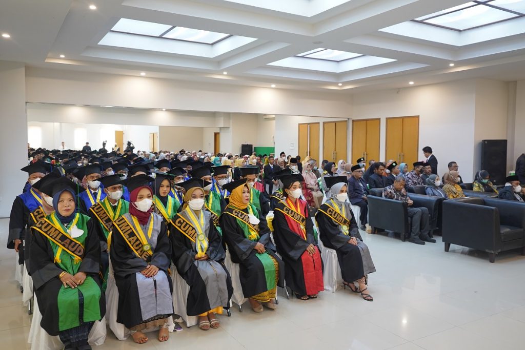 Para Wisudawan-Wisudawati Universitas Islam Al-Azhar Tahun Akademik 2022/2023 saat mengikuti prosesi wisuda di Aula Abdurrahim, pada Sabtu (17/12).