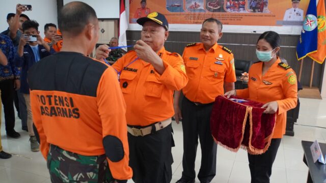 Bupati Lombok Timur, H. M. Sukiman Azmy menyematkan tanda peserta pelatihan. (Dokumen Basarnas)