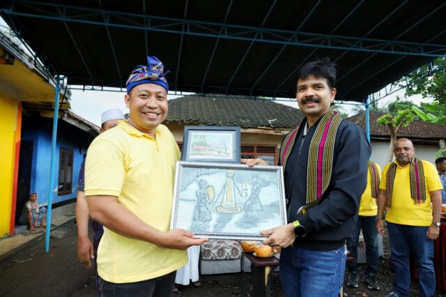 Director and Chief Commercial Officer Indosat Ooredo Hutchison, Ritesh Kumar Singh (kanan), mennyerahkan cenderamata untuk Kepala Desa Pagutan, Lombok Tengah, Subandi SH. (Dok Indosat)