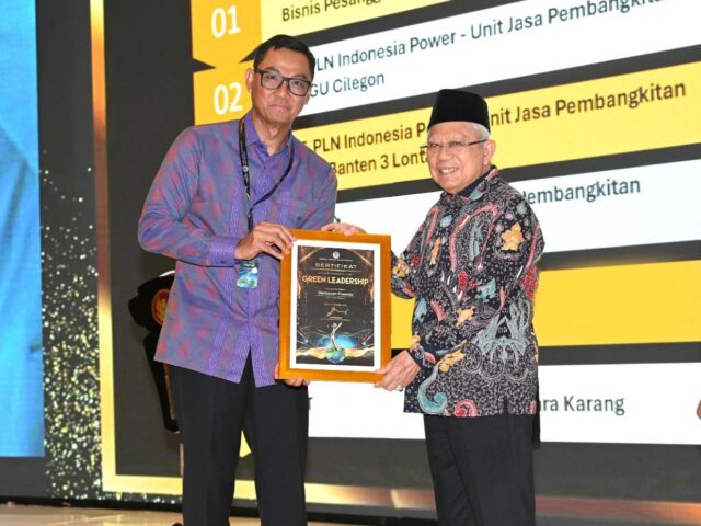 Penyerahan penghargaan Green Leadership Utama oleh Wakil Presiden RI Ma’ruf Amin (kanan) kepada Direktur Utama PLN Darmawan Prasodjo. (Dok PLN)