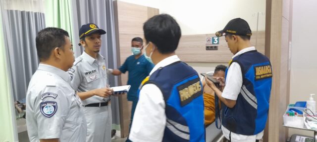 Petugas Jasa Raharja mengunjungi korban kecelakaan lalu lintas yang dirawat di rumah sakit. (Dok JR)