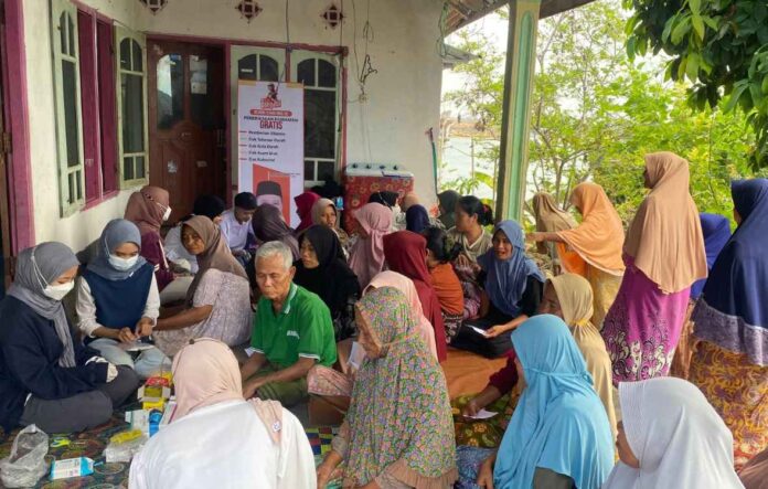 Relawan Zilenial Bang Zul memeriksa kondisi kesehatan warga Gili Belek, Kabupaten Lombok Timur, NTB. (ist)