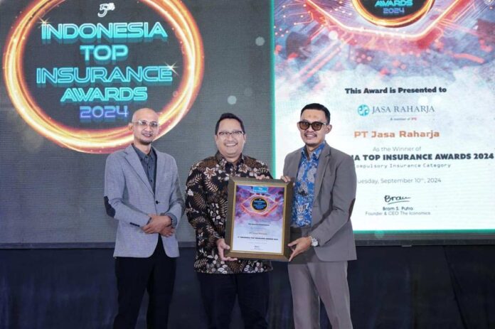 Jasa Raharja berhasil meraih penghargaan kategori Compulsory Insurance pada ajang 5th Indonesia Top Insurance Award 2024. (Dok JR)