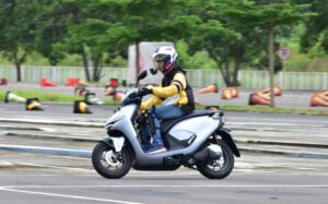 Tetap Update dan Terkoneksi Saat di Jalan dengan RoadSync Duo pada Honda CUV e: