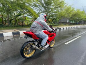 Waspada di Jalan! Ini Cara Aman Berkendara Saat Hujan dari Astra Motor NTB