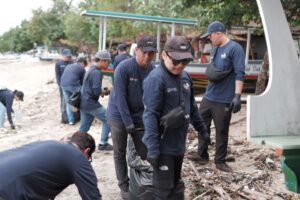 Astra Motor NTB Ajak Bloger dan Komunitas Bersih-Bersih Pantai