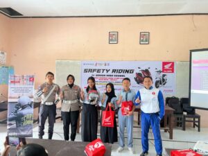 Astra Motor NTB Bersama Satlantas Polres Lobar Edukasi Safety Riding di SMAN 1 Kuripan