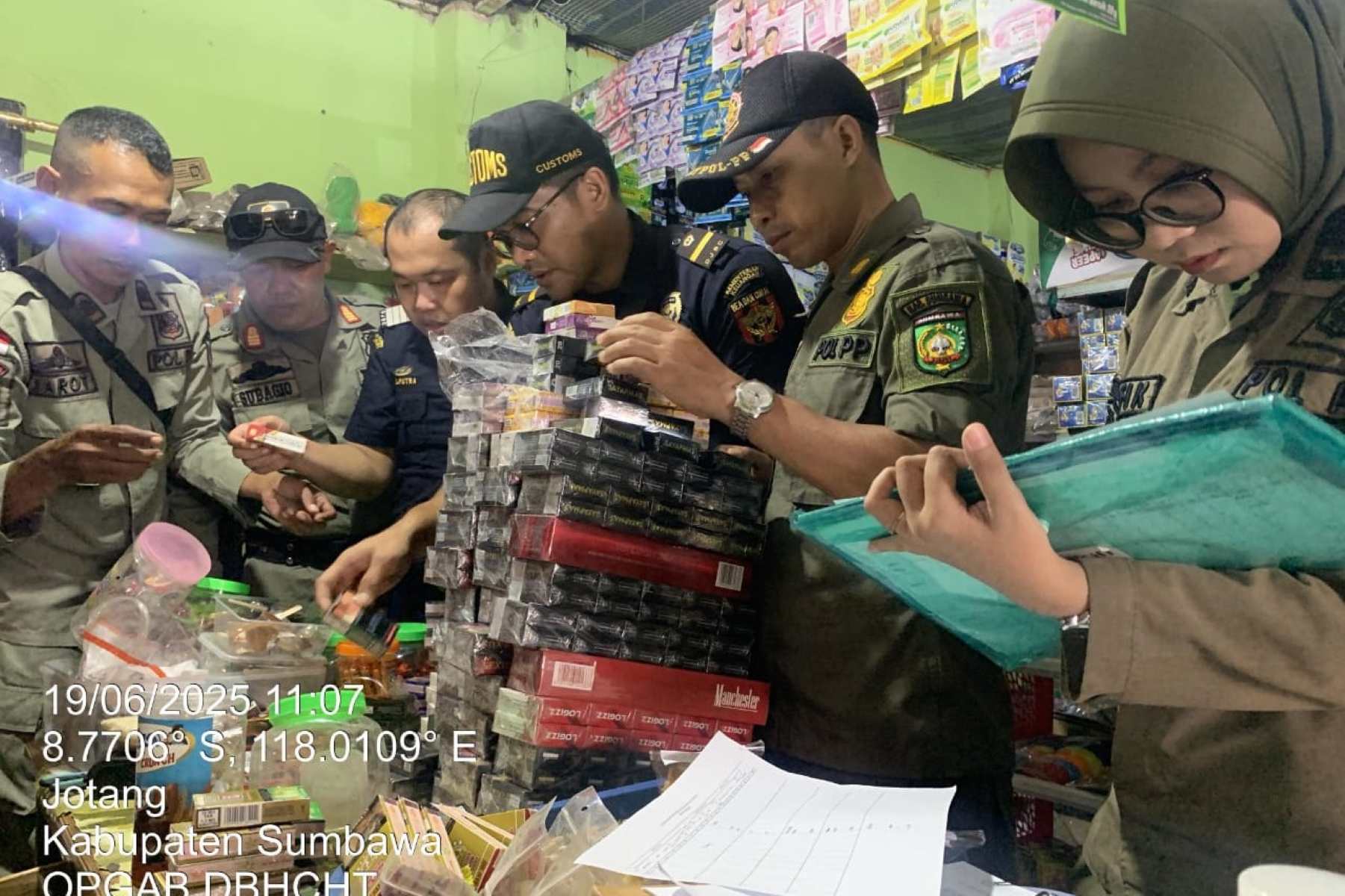Belasan ribu batang rokok ilegal disita Satgas CHT Sumbawa.