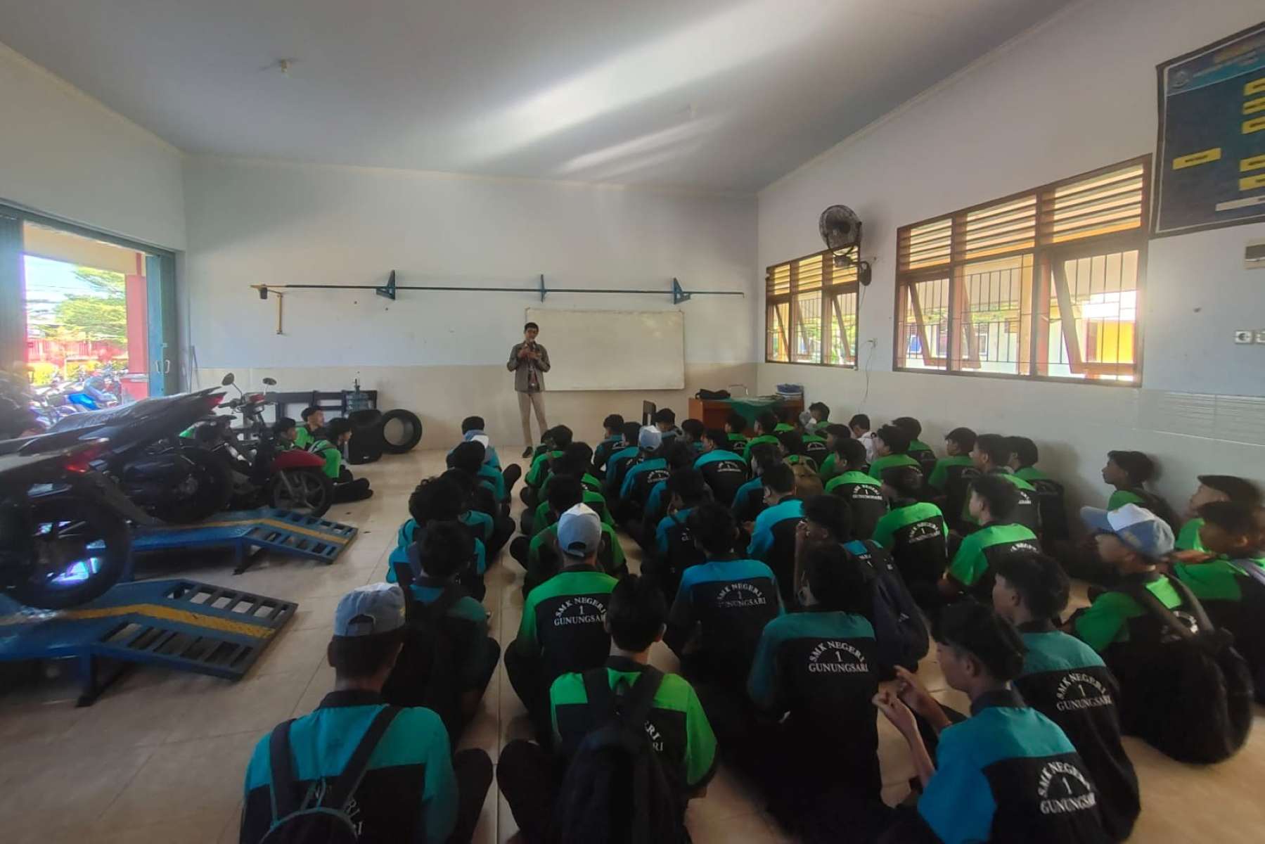 Komitmen pada Dunia Vokasi, Instruktur Technical Astra Jadi Guru Tamu di SMK TBSM Honda.
