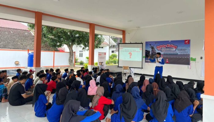 Astra Motor NTB dan Satlantas Polres Lobar Edukasi Keselamatan Berkendara di SRMP 18 Sentra Paramita