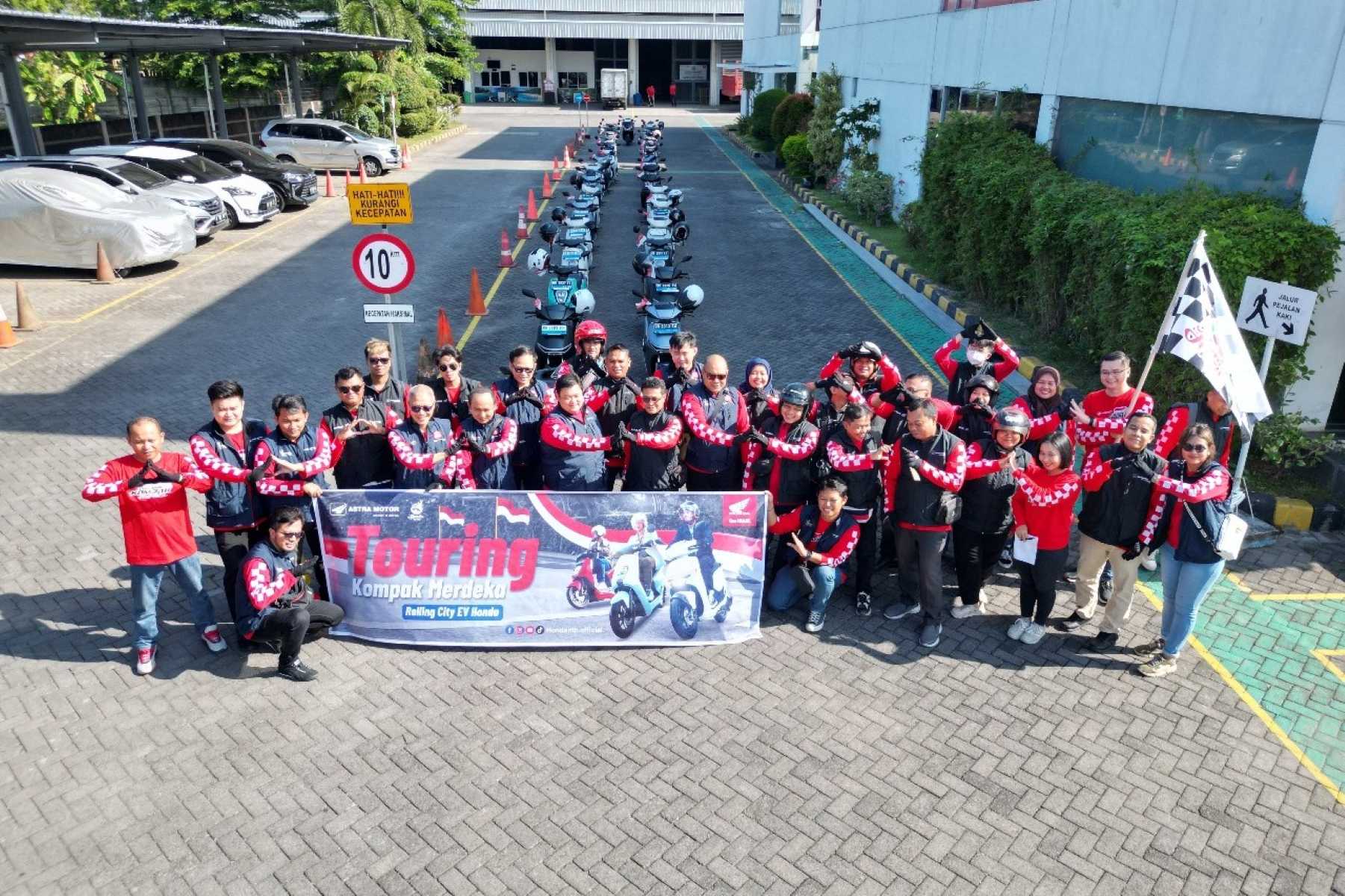 Touring Kompak Merdeka Ajak Insan Pers dan Blogger Kendarai Motor Listrik CUV e dan EM1.