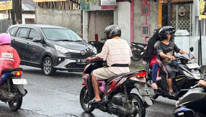 Astra Motor NTB Berikan Tips Berkendara Saat Hujan Melanda
