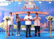 Peresmian Hajatan FIFGROUP Cabang Selong dilakukan oleh Kepala Cabang FIFGROUP Selong, Teddy Hermawan (kedua dari kanan) didampingi oleh Marketing Manager SPEKTRA Area Nusa Tenggara, I Wayan Tiska Mahardika (paling kiri) bersama dengan Region Head Astra Motor Nusa Tenggara Barat (NTB), Jeffry Mei Gamastra Runawang (paling kanan) berlokasi di Kantor Cabang Selong pada Sabtu, 11 Oktober 2025.
