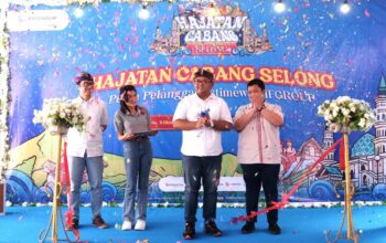 Peresmian Hajatan FIFGROUP Cabang Selong dilakukan oleh Kepala Cabang FIFGROUP Selong, Teddy Hermawan (kedua dari kanan) didampingi oleh Marketing Manager SPEKTRA Area Nusa Tenggara, I Wayan Tiska Mahardika (paling kiri) bersama dengan Region Head Astra Motor Nusa Tenggara Barat (NTB), Jeffry Mei Gamastra Runawang (paling kanan) berlokasi di Kantor Cabang Selong pada Sabtu, 11 Oktober 2025.