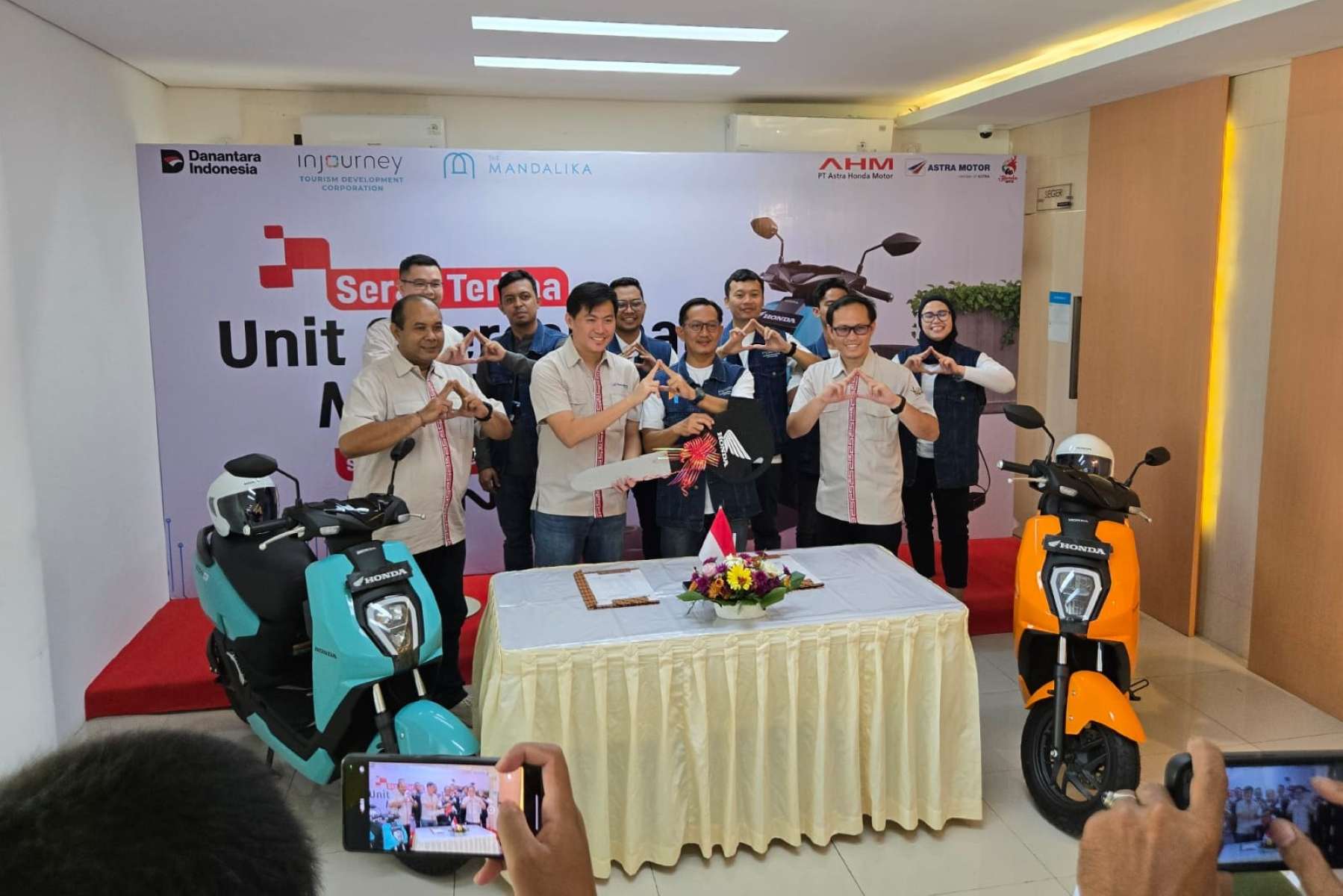 Sambut MotoGP 2025, Astra Motor NTB Serahkan 10 Unit Honda ICON e: Dukung Operasional ITDC Mandalika.