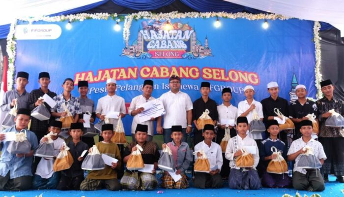 Penyaluran dana sosial syariah dengan total senilai Rp3,6 juta melalui program bantuan sosial Corporate Social Responsibility (CSR) FIFGROUP Peduli oleh Kepala Cabang FIFGROUP Selong, Teddy Hermawan kepada perwakilan Panti Asuhan Darul Aitam NW Pancor.