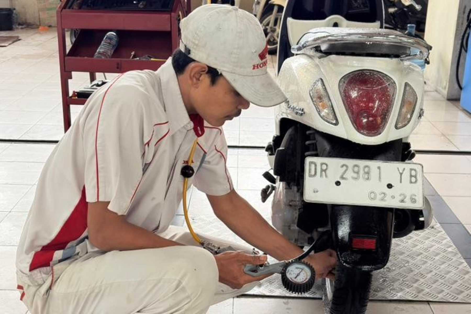 Pentingnya Pengecekan Tekanan Ban untuk Cegah Kebocoran dan Kecelakaan di Jalan.