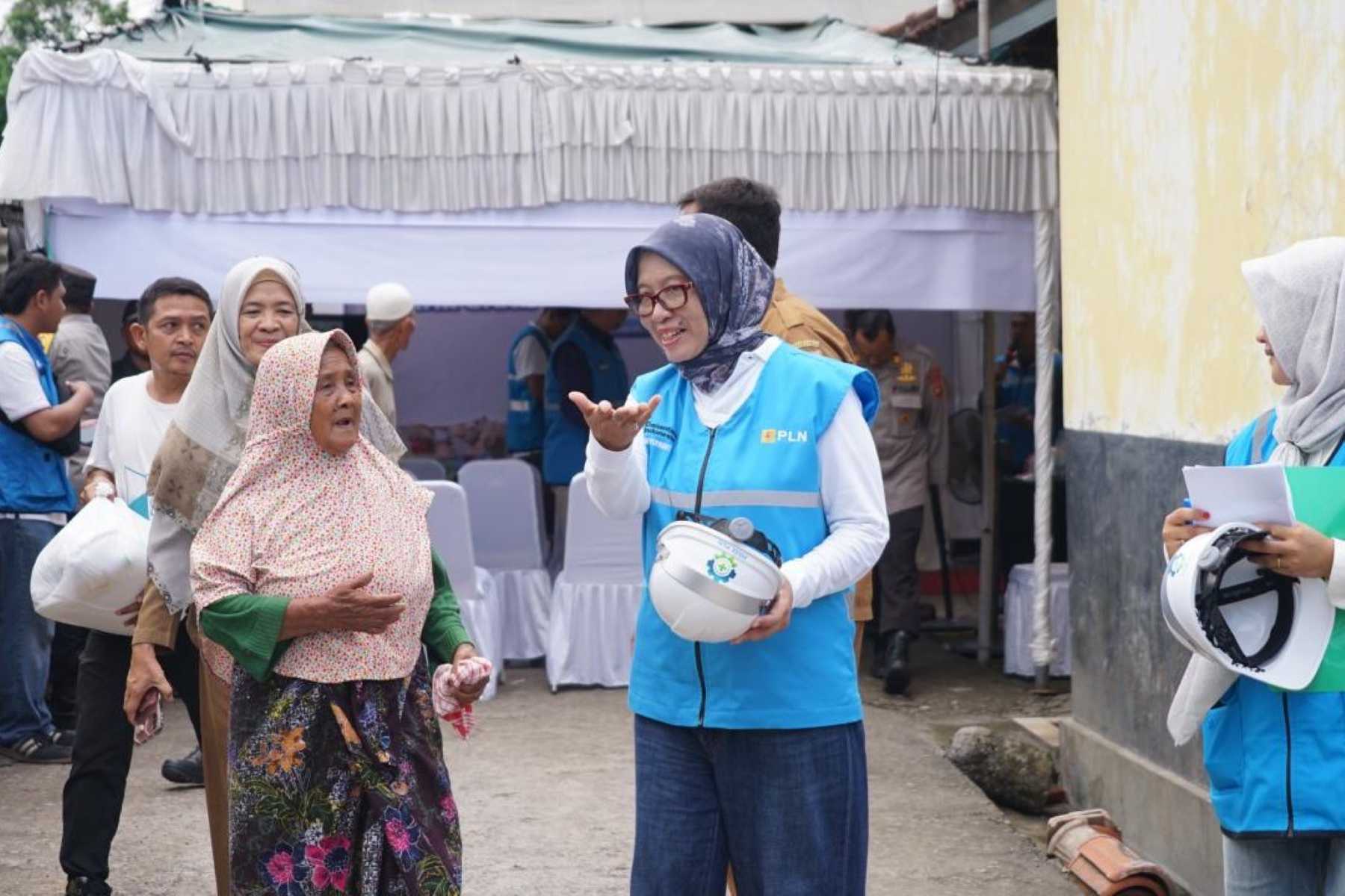 PLN Nyalakan Listrik untuk 136 Warga Tidak Mampu melalui Program Light Up The Dream.