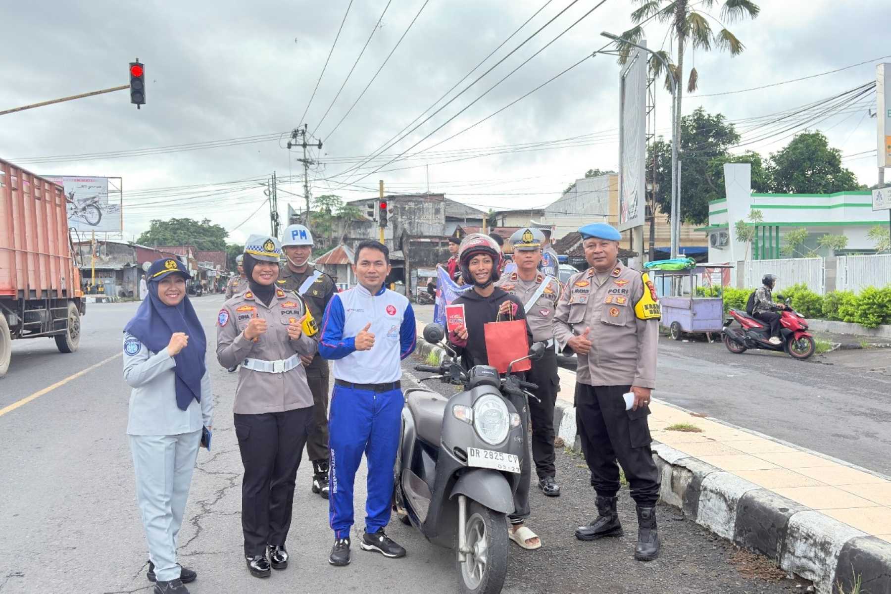 Astra Motor NTB, Satlantas Polres Lombok Barat, dan Jasa Raharja Berikan Apresiasi untuk Pengendara Tertib.