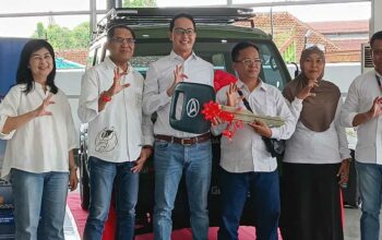 Daihatsu Serahkan Gran Max Taft Guy kepada Guru Asal Lombok Timur.