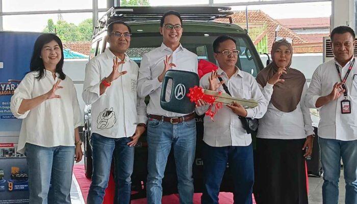 Daihatsu Serahkan Gran Max Taft Guy kepada Guru Asal Lombok Timur