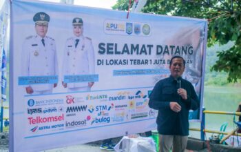 FWE NTB Kolaborasi Bank Mandiri Tebar Benih Ikan di Bendungan Meninting.