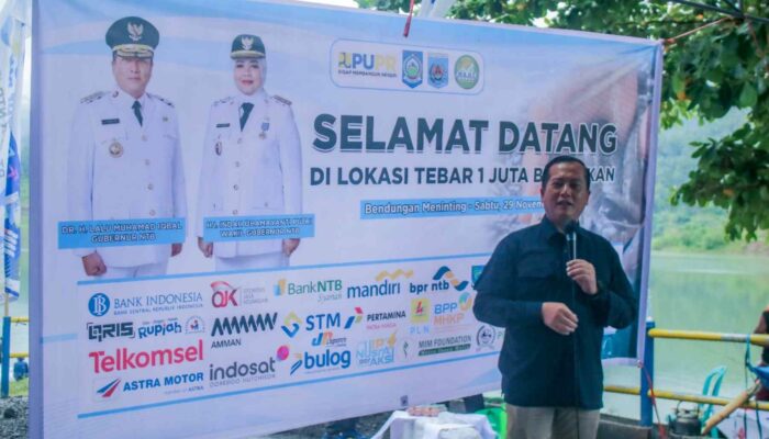 FWE NTB Kolaborasi Bank Mandiri Tebar Benih Ikan di Bendungan Meninting