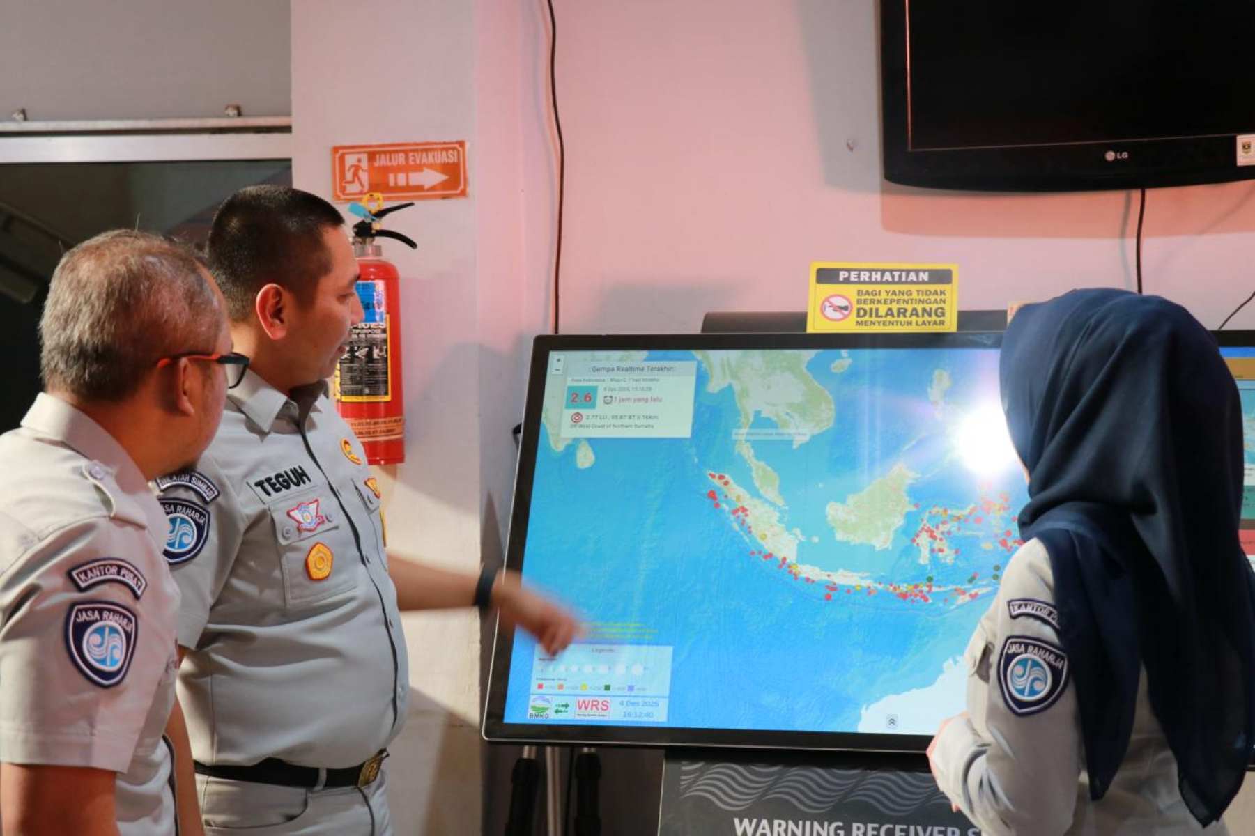 Jasa Raharja Serahkan Bantuan di Lubuk Minturun, Sumatra Barat, Pascabencana Banjir Bandang dan Tanah Longsor.