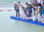 Gubernur dan FWE NTB Tebar Satu Juta Benih Ikan di Bendungan Meninting.