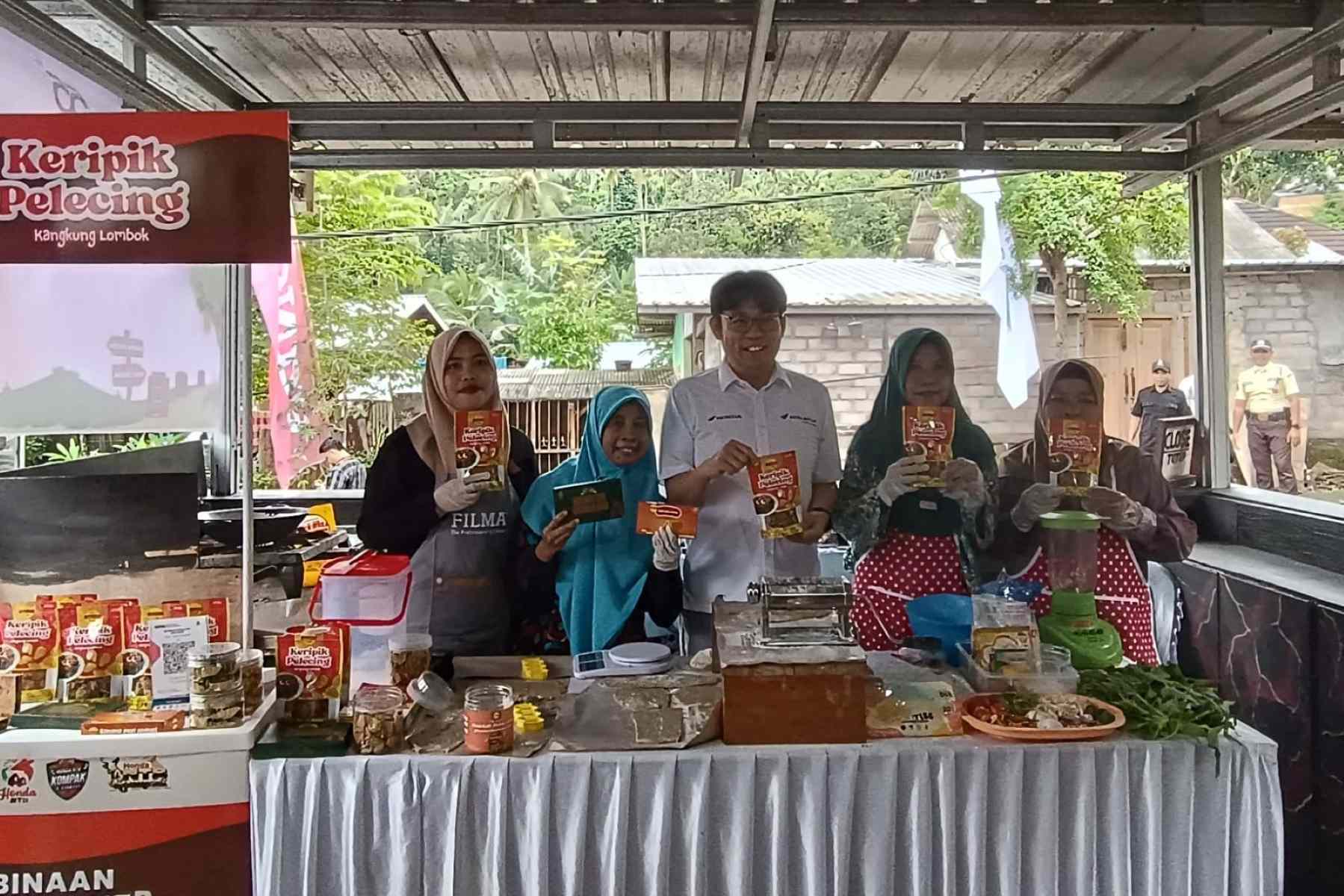 Pelaku usaha keripik pelecing kangkung, salah satu UMKM binaan Astra Motor NTB.