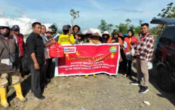 Alfamart dan FWE NTB Berbagi Paket Berbuka Puasa untuk Pemulung di TPA Kebon Kongok.