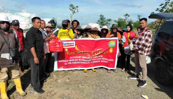 Alfamart dan FWE NTB Berbagi Paket Berbuka Puasa untuk Pemulung di TPA Kebon Kongok