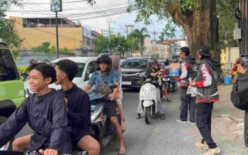 Semangat Berbagi di Ramadan, Komunitas Motor HALO Tebar 350 Paket Takjil di Simpang Empat Sriwijaya.