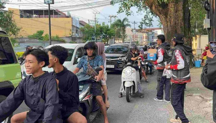 Semangat Berbagi di Ramadan, Komunitas Motor HALO Tebar 350 Paket Takjil di Simpang Empat Sriwijaya