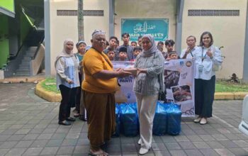 Astra Group Mataram dan Pers bersinergi Berbagi Paket Buka Puasa di PA Muhammadiyah Mataram.