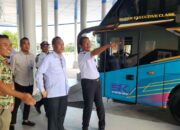 Pelaksana Tugas Kepala BPTD Kelas II NTB, Boy Nurdin (kanan), saat mendampingi anggota DPR RI, Mori Hanafi di Terminal Mandalika, Kota Mataram.