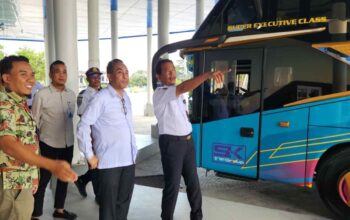 Pelaksana Tugas Kepala BPTD Kelas II NTB, Boy Nurdin (kanan), saat mendampingi anggota DPR RI, Mori Hanafi di Terminal Mandalika, Kota Mataram.