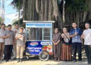 Kantor Pelayanan Pajak (KPP) Pratama Mataram Timur bersama Lembaga Amil Zakat (LAZ) DASI menyalurkan gerobak dagang melalui program DJP Powerful.