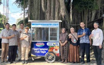 Kantor Pelayanan Pajak (KPP) Pratama Mataram Timur bersama Lembaga Amil Zakat (LAZ) DASI menyalurkan gerobak dagang melalui program DJP Powerful.