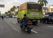 Jangan Selalu Berada di Tengah Lajur, Posisi Berkendara yang Tepat Dapat Mengurangi Risiko Kecelakaan.