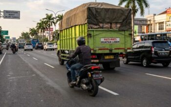 Jangan Selalu Berada di Tengah Lajur, Posisi Berkendara yang Tepat Dapat Mengurangi Risiko Kecelakaan.