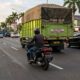 Jangan Selalu Berada di Tengah Lajur, Posisi Berkendara yang Tepat Dapat Mengurangi Risiko Kecelakaan.